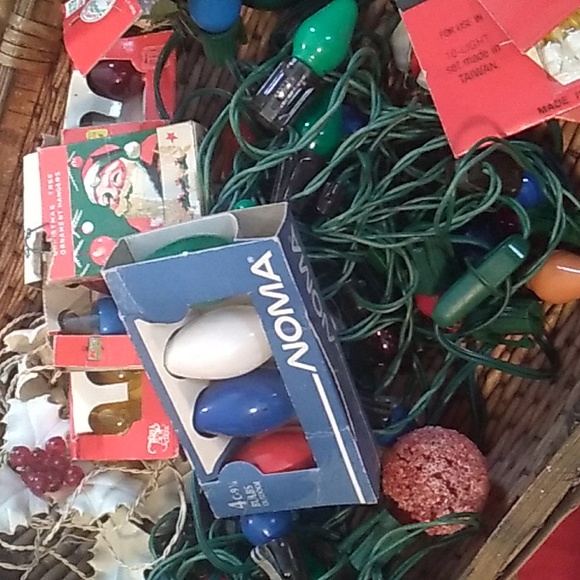 Vintage Box of CHRISTMAS LIGHTS 🎄 - Picture 3 of 16